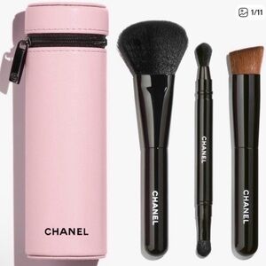 CHANEL LES
PINCEAUX DE CHANEL Black Makeup Brush Trio with Pink Case